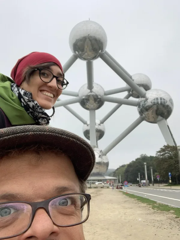 Mit der Persönlichen Assistenz in Brüssel beim Atomium