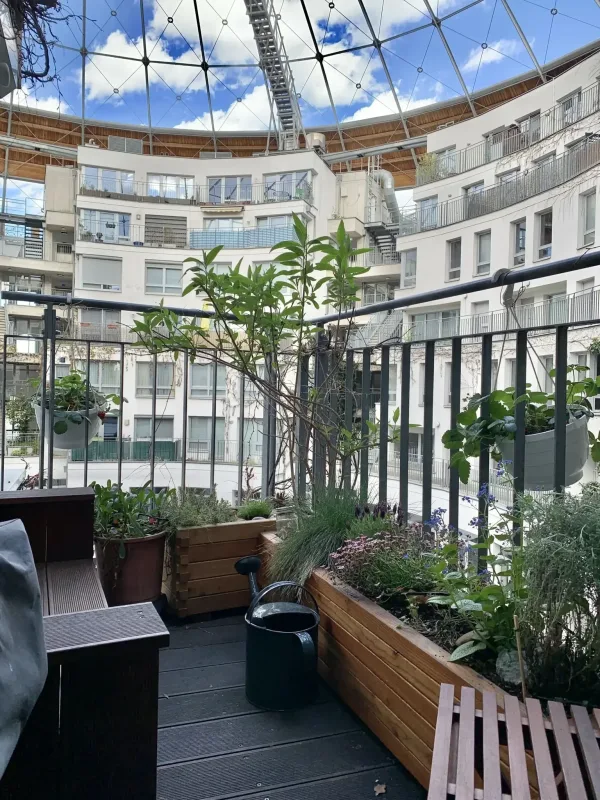 Dienstort und Aufenthaltsbereich im begrünten Innenhof am Balkon
