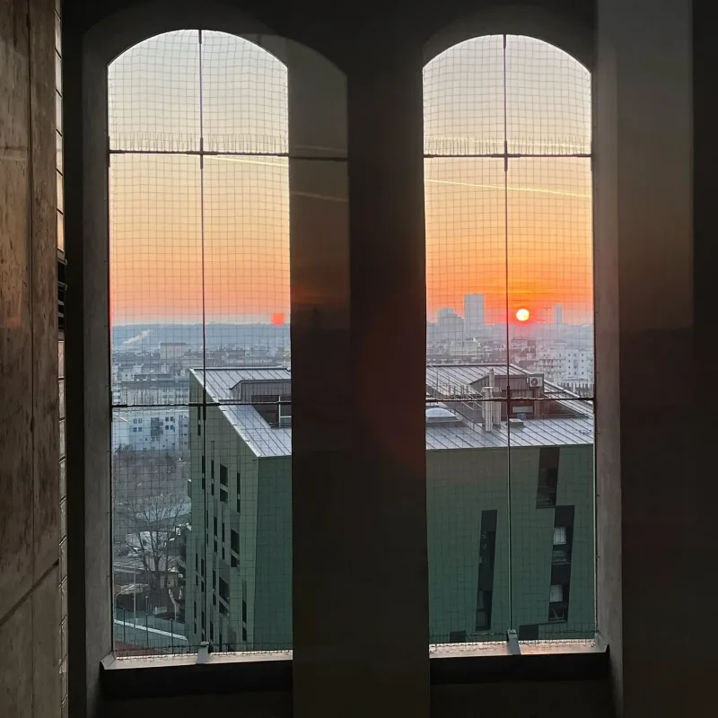 Blick aus dem historischen Fenster vom Gasometer zum Sonnenuntergang über die Skyline von Wien
