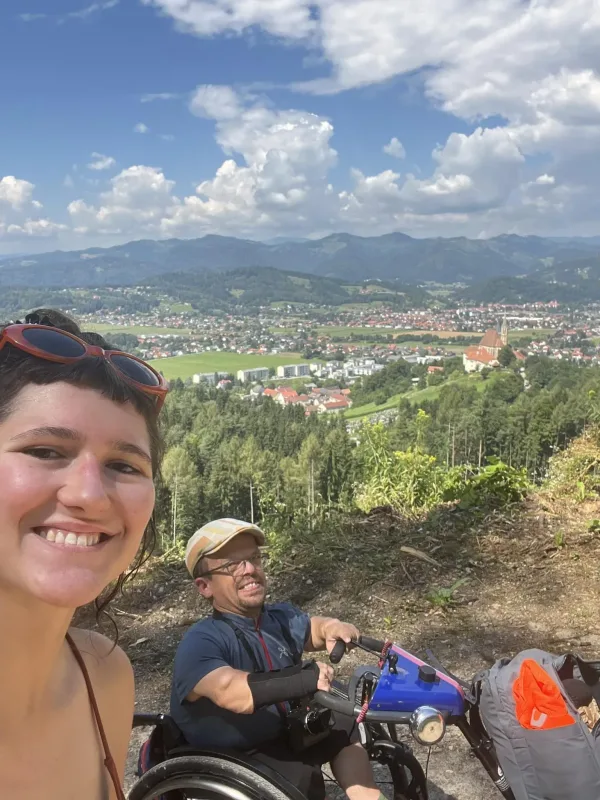 Auf einer Wanderung mit Persönlicher Assistenz Auf einer Wanderung mit Persönlicher Assistenz