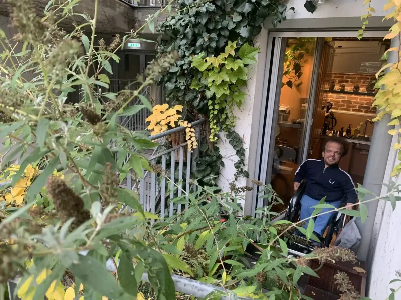 Begrünter Balkon am Arbeitsplatz und Dienstort