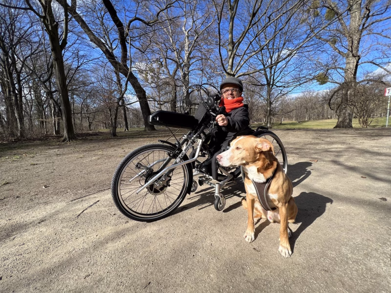 Der Hund Don der Persönlichen Assistentin Kira ist bei vielen Diensten im Freien mit dabei