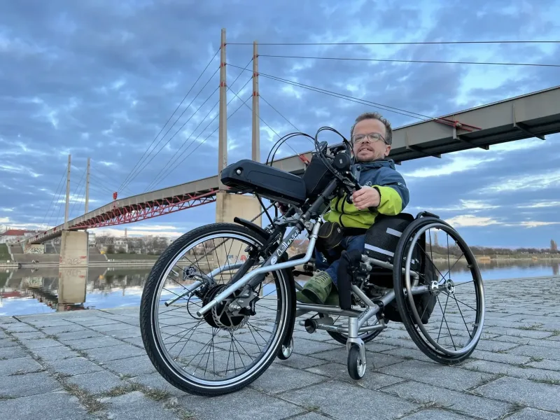 Sportlich unterwegs mit dem Handbike entlang der Donau und auf der Donauinsel.