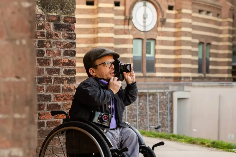 Hobbys und unabhängige selbständige Freizeitgestaltung nach eigenen Plänen wird mit Persönlicher Assistenz möglich. Hier zu sehen auf dem Bild eine Fototour im Rollstuhl.