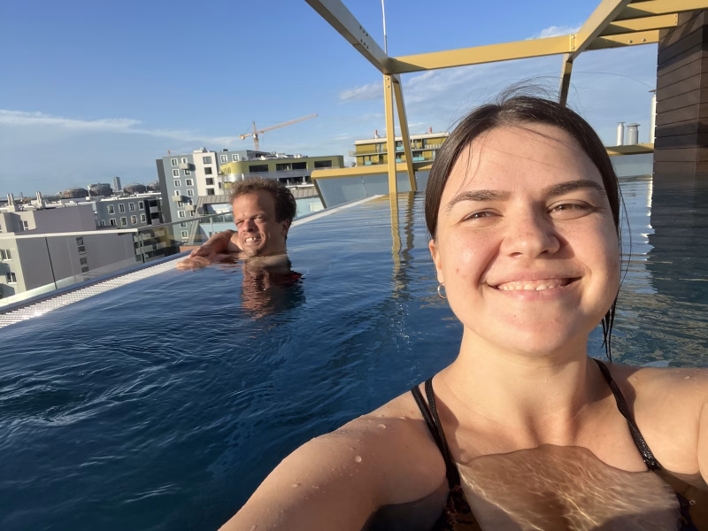 Mit der Unterstützung der Persönlichen Assistentin schafft man es auch barrierefrei in einen Swimmingpool aus dem Rollstuhl zu gelangen und den Pool in der Abendstimmung zu genießen.