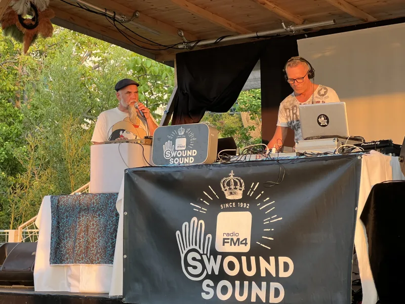 DJ und MC Sugar B von FM4 Swound Sound machen sich schon warm im Usus am Wasser an der Neuen Donau. DJ und MC Sugar B von FM4 Swound Sound machen sich schon warm im Usus am Wasser an der Neuen Donau.