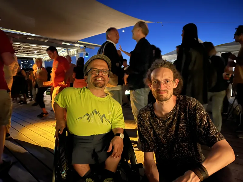 Abshaken nach dem offiziellen Teil vom Assistenz-Teamtreffen mit Dienstplanbesprechung auf der Tanzfläche Abshaken nach dem offiziellen Teil vom Assistenz-Teamtreffen mit Dienstplanbesprechung auf der Tanzfläche