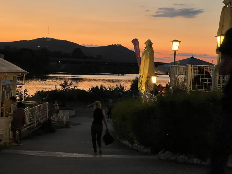 Skylinie über Kahlenberg, Leopoldsberg und die Donau vom Usus am Wasser beim Sonnenuntergang Skylinie über Kahlenberg, Leopoldsberg und die Donau vom Usus am Wasser beim Sonnenuntergang