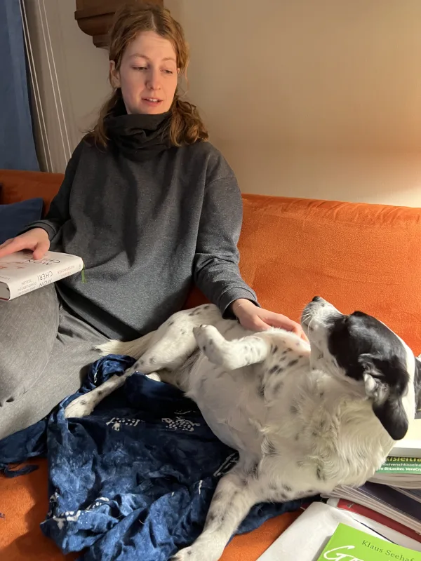 Pause für die Persönliche Assistentin Simone mit ihrer Hündin Missy