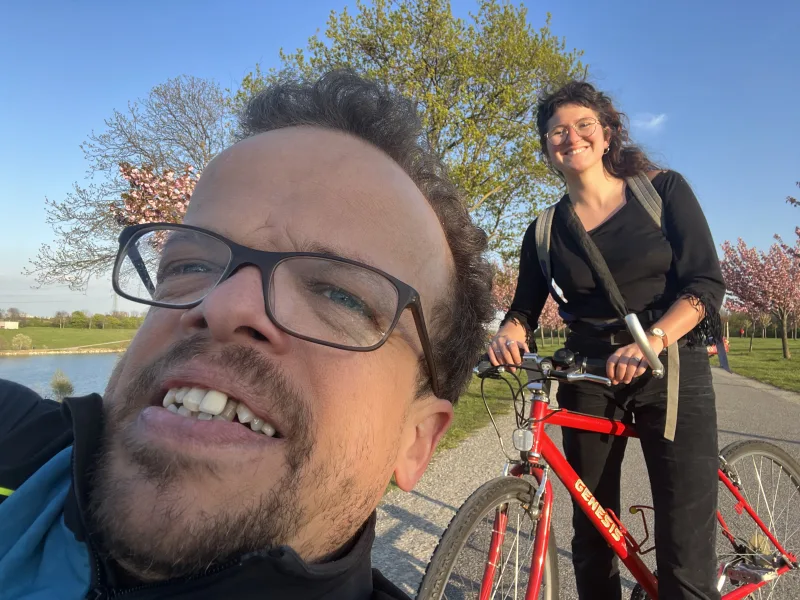 Persönliche Assistentin unterstützt auf der Donauinsel bei einer Handbiketour