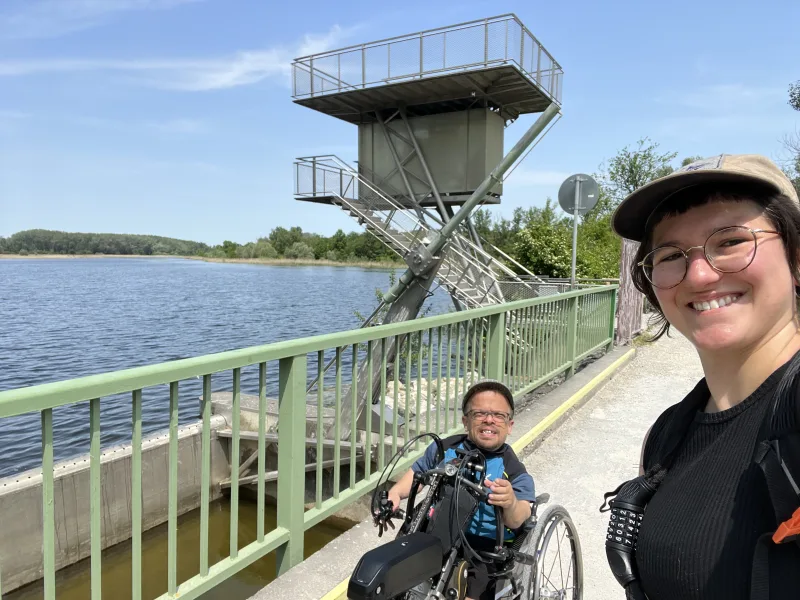 Persönliche Assistentin Mirjam unterstützt mich auf einer Handbiketour in der Lobau Persönliche Assistentin Mirjam unterstützt mich auf einer Handbiketour in der Lobau