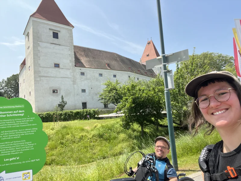 Vor dem Schloss in Orth/Donau auf der Handbiketour nach Hainburg Vor dem Schloss in Orth/Donau auf der Handbiketour nach Hainburg
