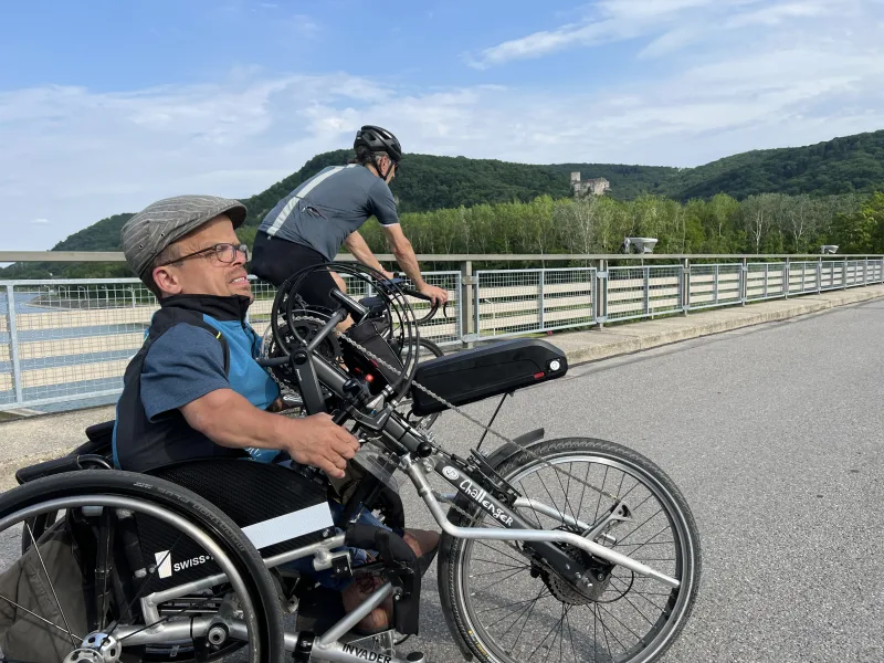 Unterwegs mit dem Handbike auf einer Brücke über die Donau bei Greifenstein