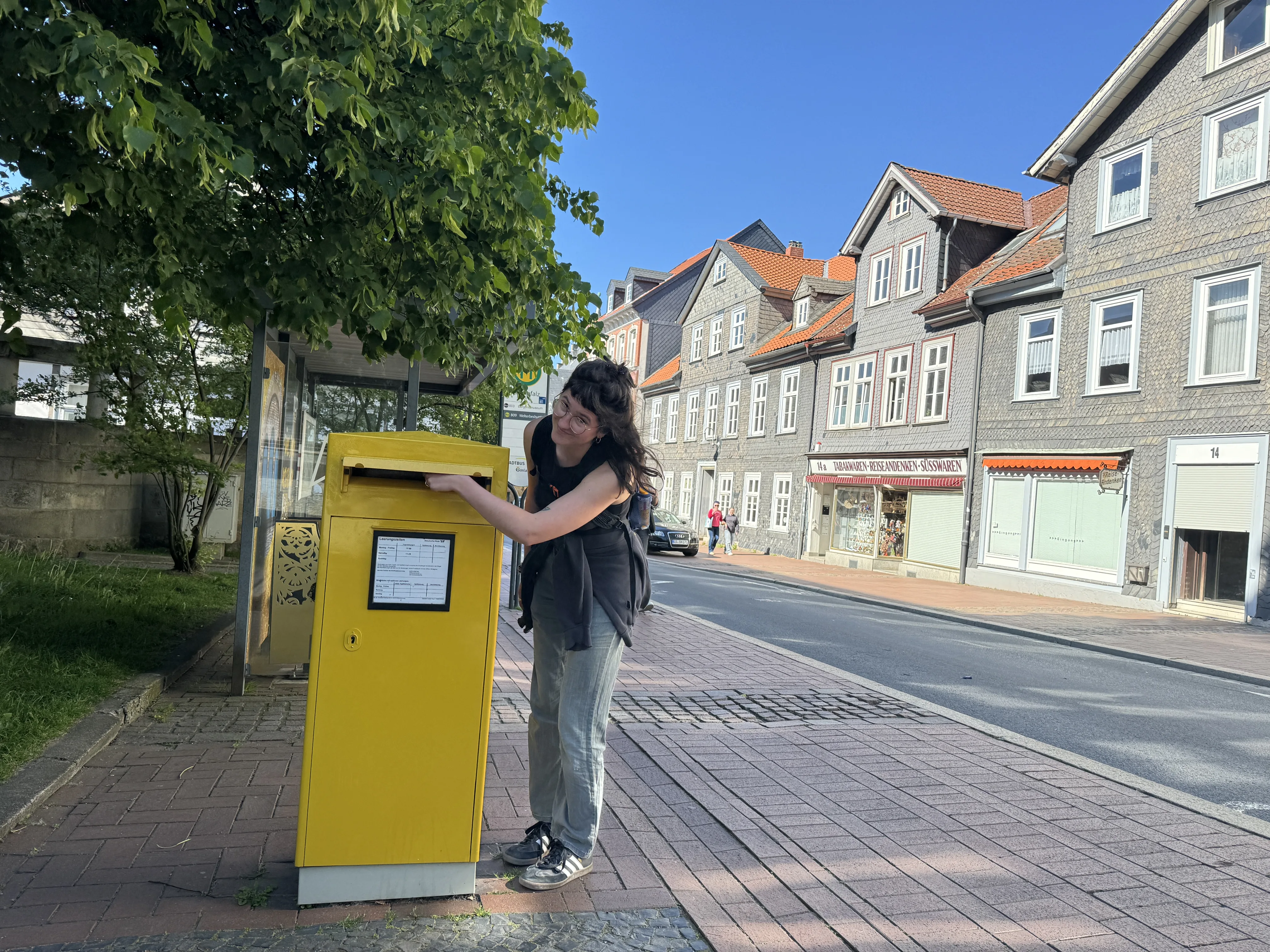 Postbriefkasten mit Assistentin