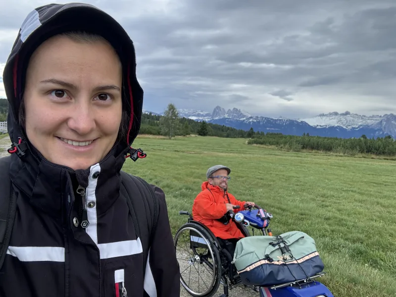 Mit der Assistentin Miriam auf der Villanderer Alm in Südtirol mit dem Swisstrac Zuggerät und Rollstuhl bergwandern. Mit der Assistentin Miriam auf der Villanderer Alm in Südtirol mit dem Swisstrac Zuggerät und Rollstuhl bergwandern.
