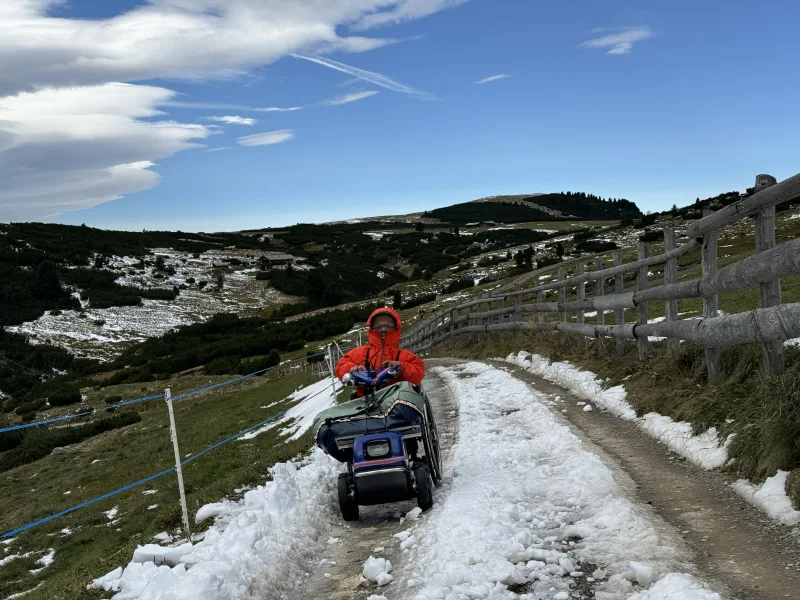 Mit dem Swisstrac Zuggerät über ein Schneefeld auf der Villanderer Alm am Weg zur Stöffelhütte Mit dem Swisstrac Zuggerät über ein Schneefeld auf der Villanderer Alm am Weg zur Stöffelhütte