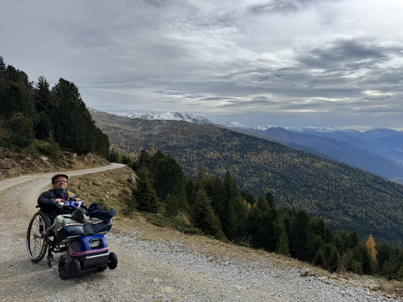Aufstieg mit dem Swisstrac Zuggerät und Rollstuhl auf den Patscherkofel bei Innsbruck Aufstieg mit dem Swisstrac Zuggerät und Rollstuhl auf den Patscherkofel bei Innsbruck