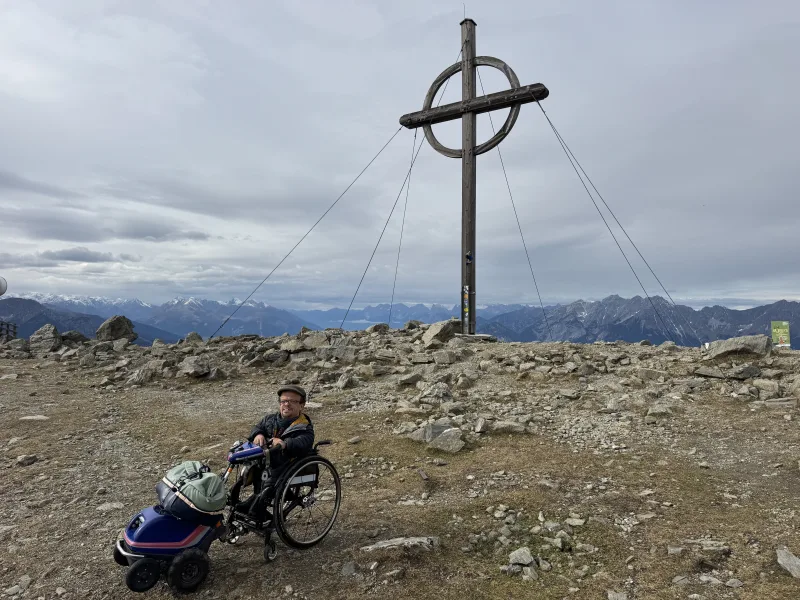Patscherkofel Gipfelkreuz bei der Sendeanlage. Mit dem Rollstuhl und Swisstrac Zuggerät auf den Berg aufgestiegen Patscherkofel Gipfelkreuz bei der Sendeanlage. Mit dem Rollstuhl und Swisstrac Zuggerät auf den Berg aufgestiegen