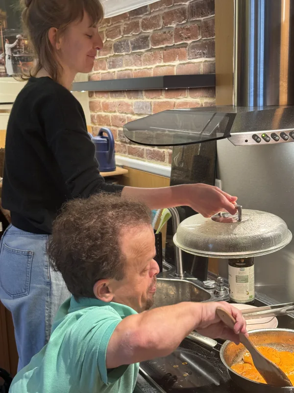 Persönliche Assistentin Unterstützung beim Kochen