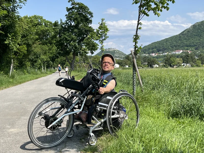 Unterwegs mit dem Handbike und Persönlicher Assistenz am Donauradweg bei Hainburg