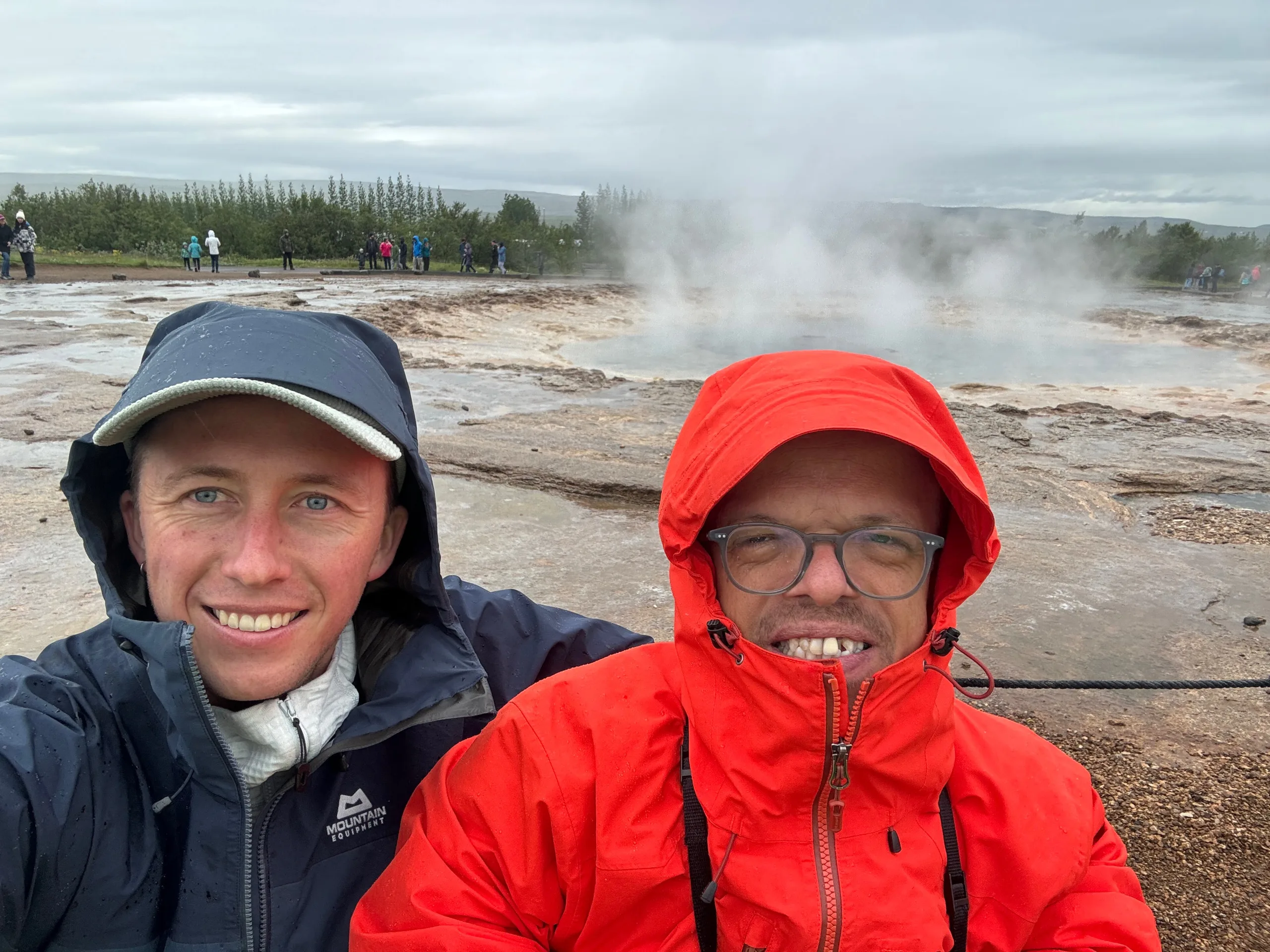 Persönliche Assistenz auf einer Reise nach Kanada über Island. Hinter uns ein Geysir.