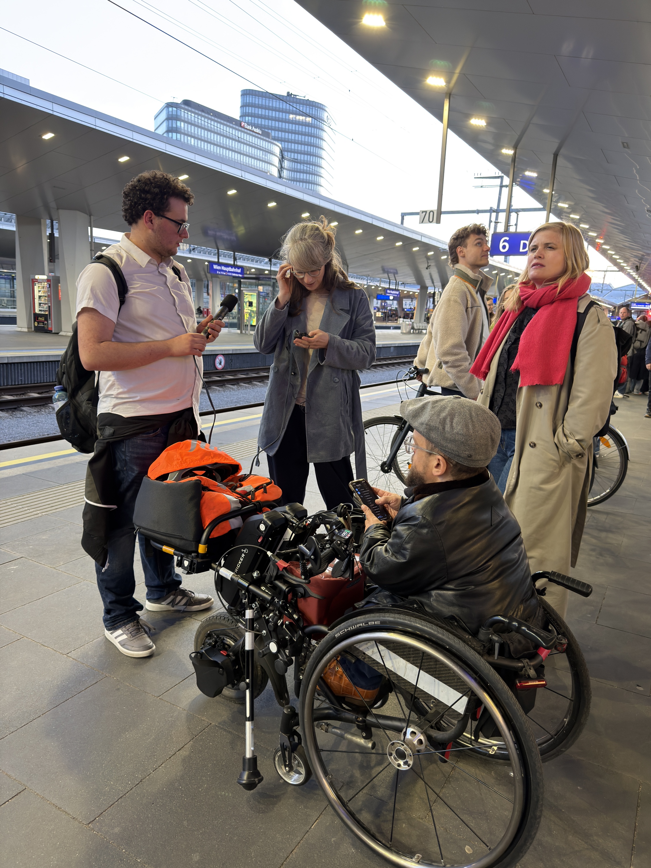 Warten am Bahnsteig im Wiener Hauptbahnhof auf den Nightjet der neuen Generation mit dem niederflureinstieg und dem barrierefreien Rollstuhlabteil.