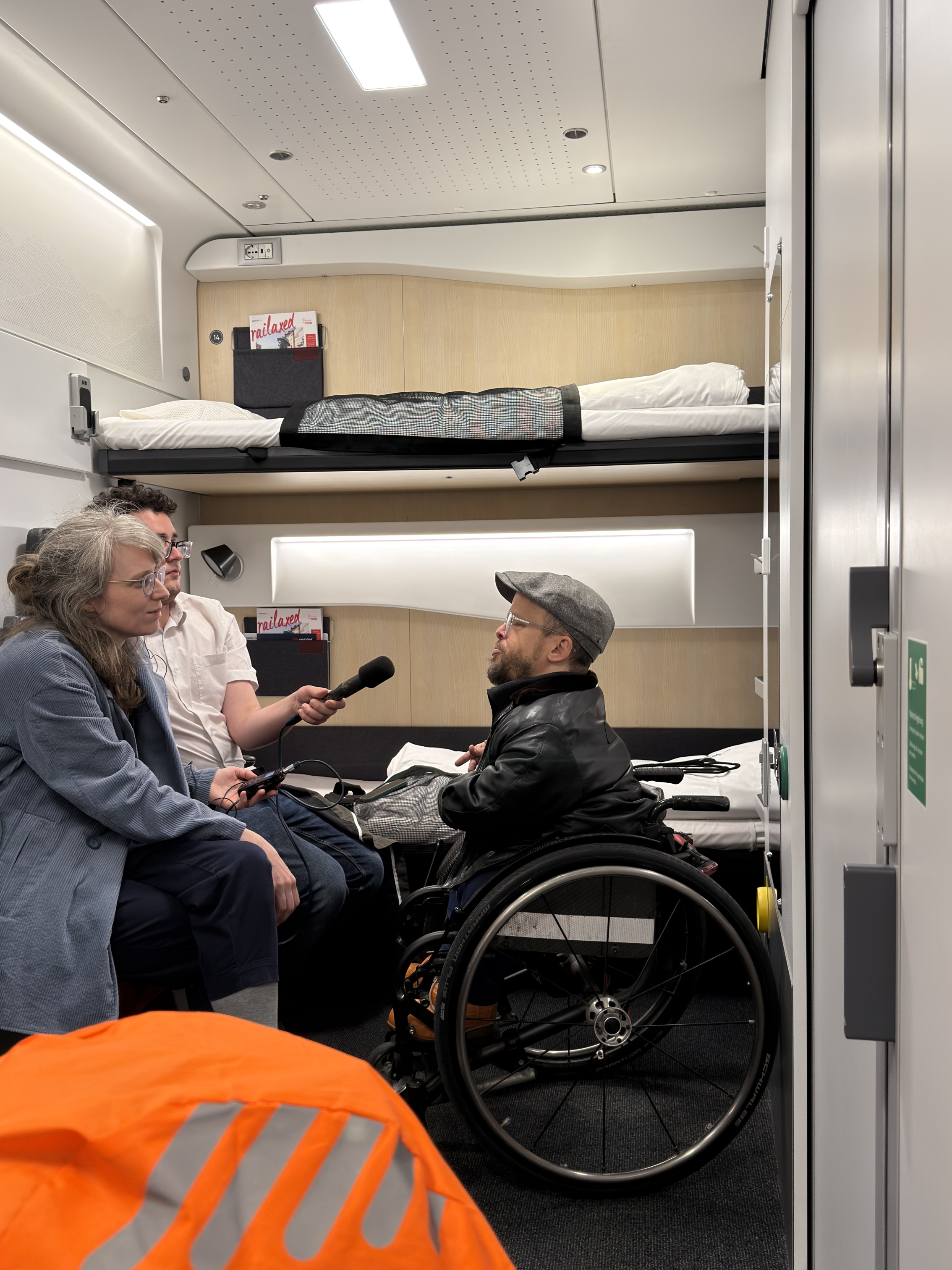 Interview im ÖBB Nightjet zu barrierefreiem Nachtreisen durch ORF Radio Ö1