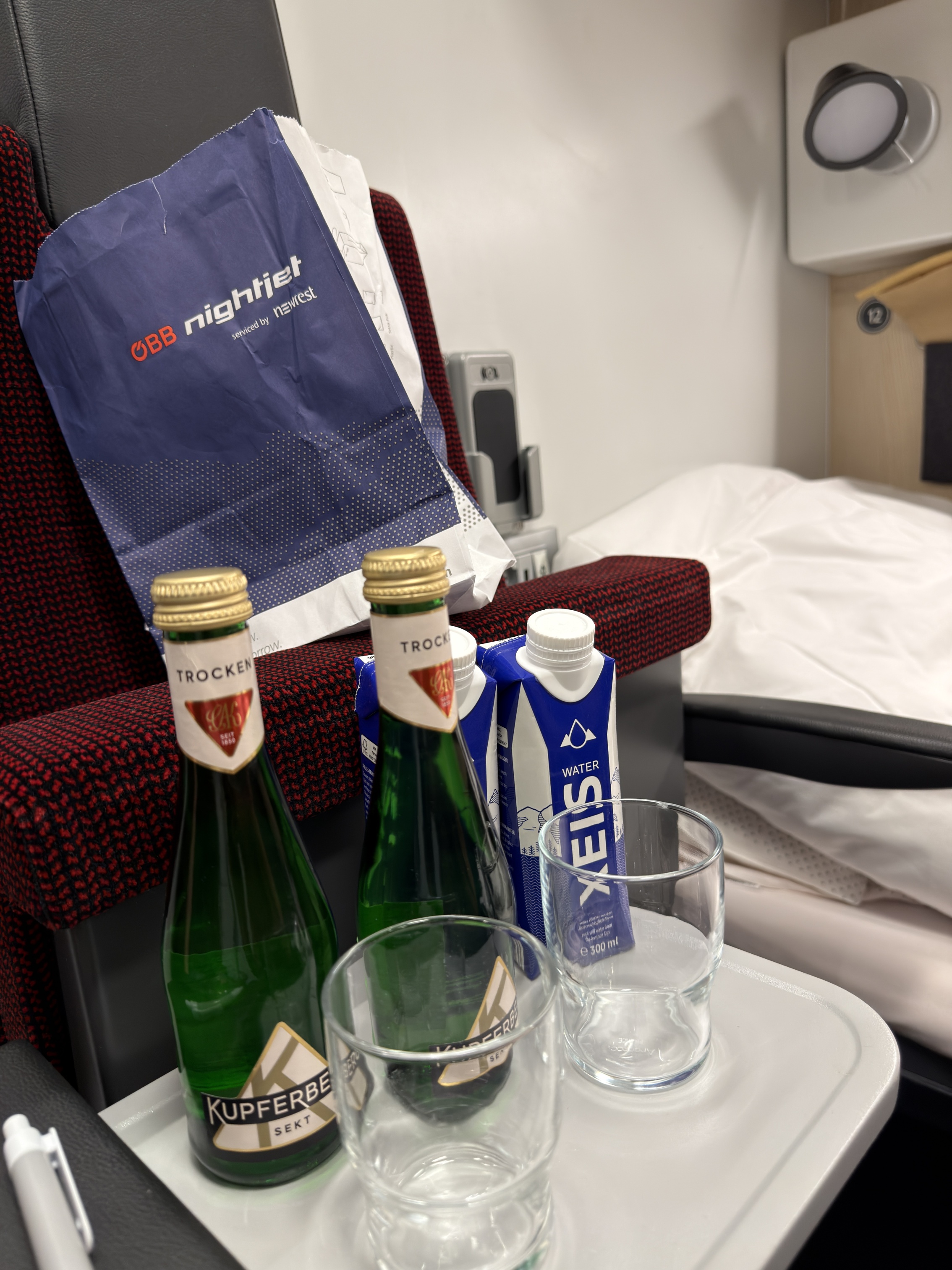 Im Rollstuhlabteil stehen Sekt, Getränke und Snacks zur Einstimmung auf die Reise durch die Nacht bereit.
