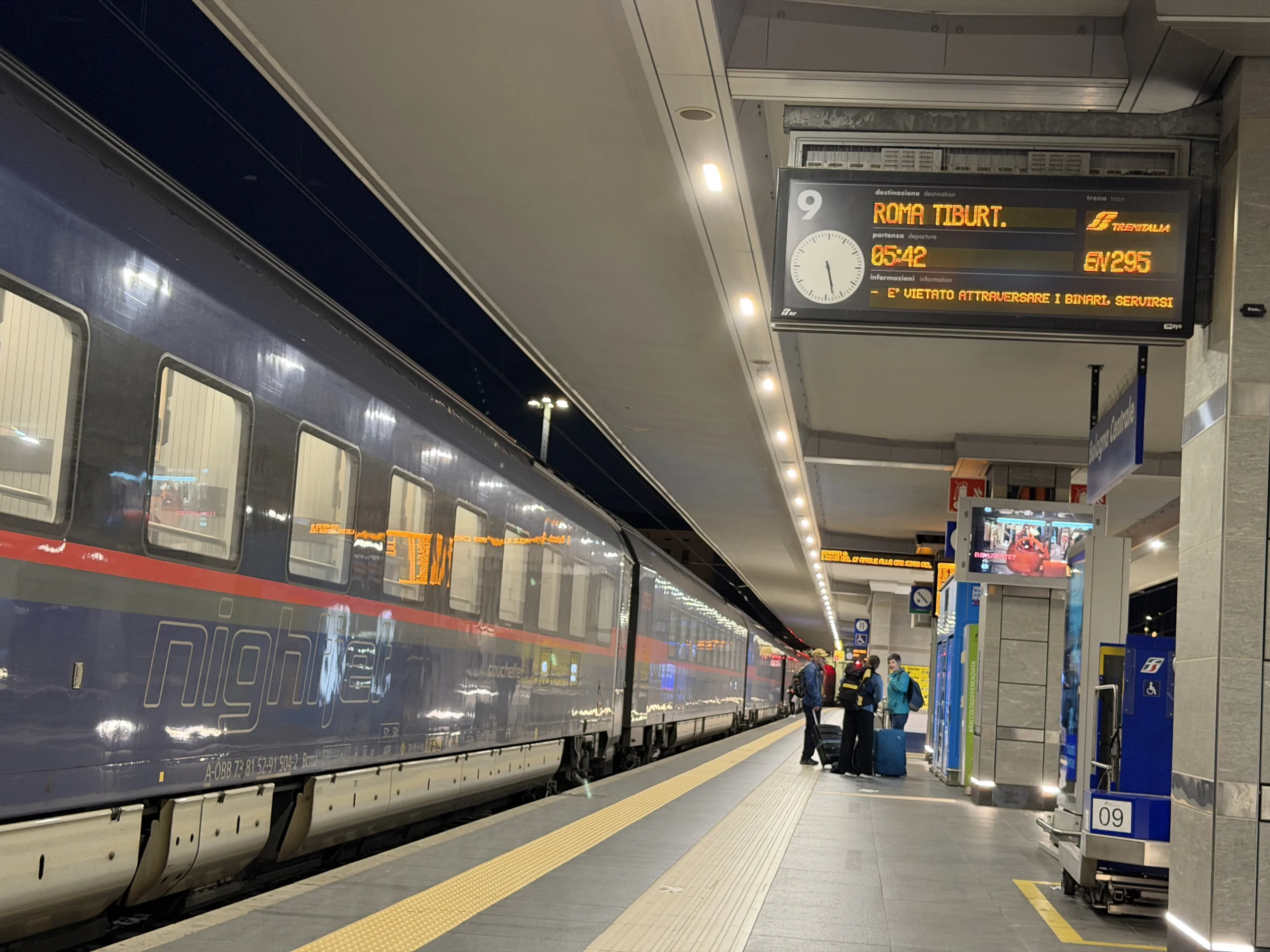 Bahnsteig in Bologna mit Nightjet Nachtreisezug der ÖBB wartend auf seine Abfahrt Richtung Rom