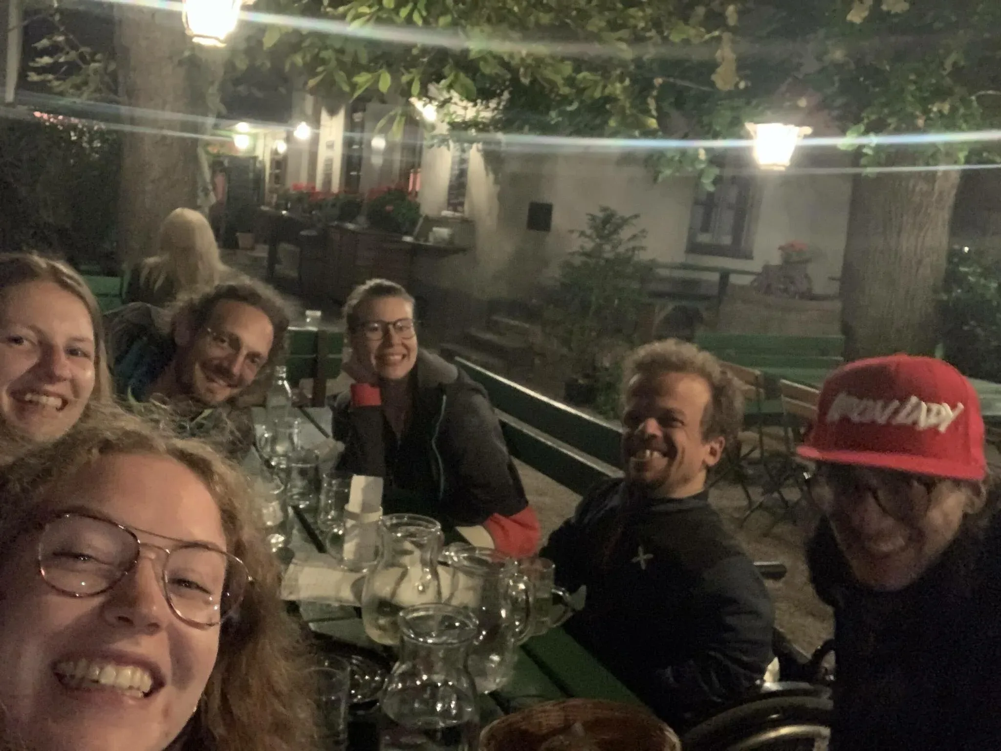 Persönliche Assistent:innen sitzen bei einem Teamtreffen gesellig beisammen.