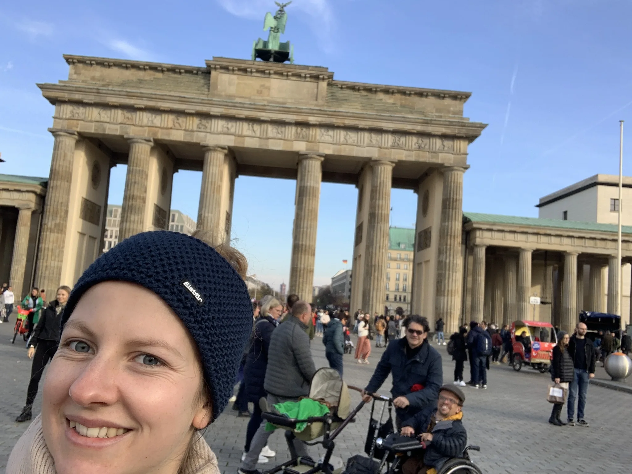 Vor dem Brandenburger Tor in Berlin auf Dienstreise mit Persönlicher Assistenz