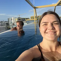 Persönliche Assistenz in der Freizeit beim Schwimmen im Sommer