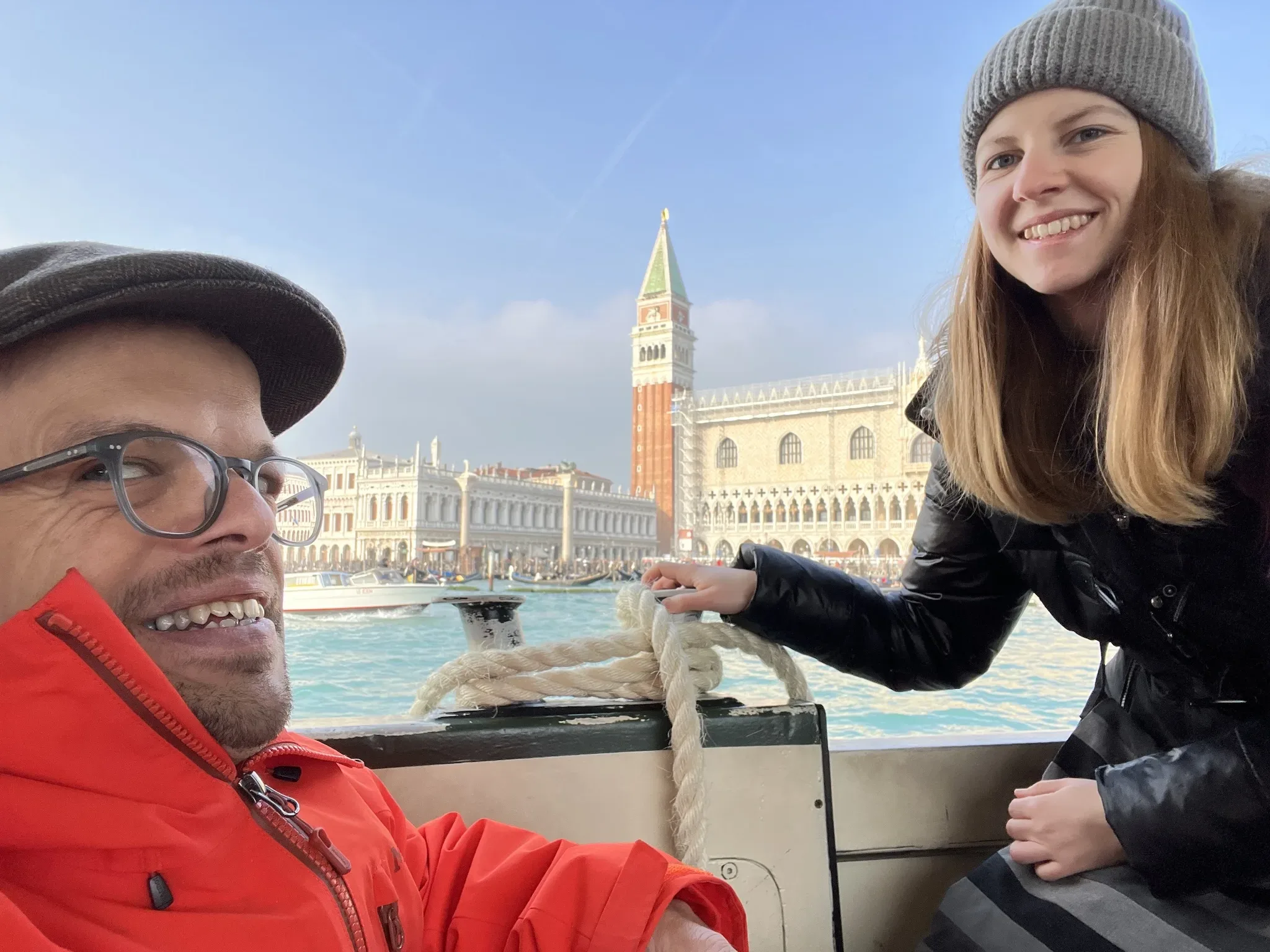 Assistentin Simone unterstützt im Assistenzteam auf Dienstreise in Venedig.