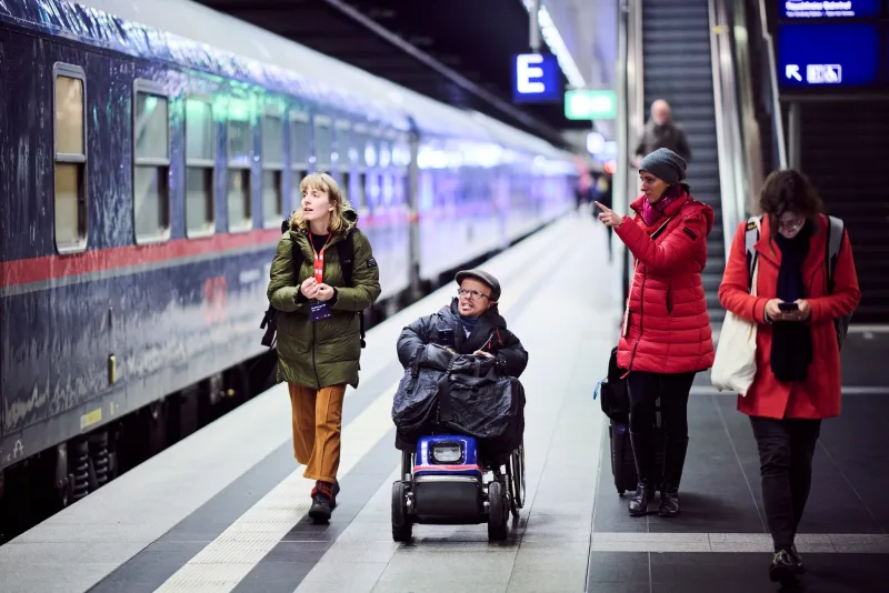 Eine langjährige Persönliche Assistentin während ihres Dienstes und Arbeit auf einer Reise mit dem Nightjet Nachtzug in Berlin.