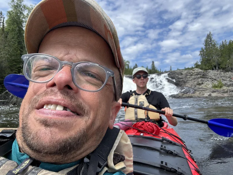 Unterstützung im Haushalt, hier beim Keller einräumen Kajakfahren im Lake Superior in Kanada mit Persönlicher Assistenz