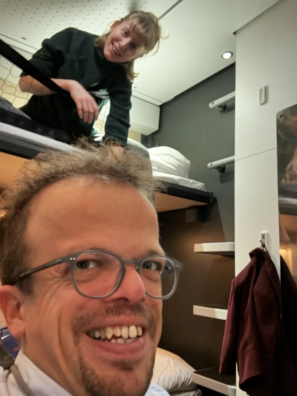 Persönliche Assistentin Rebecca im Nachtzugabteil (Rollstuhlgerechtes Abteil)
