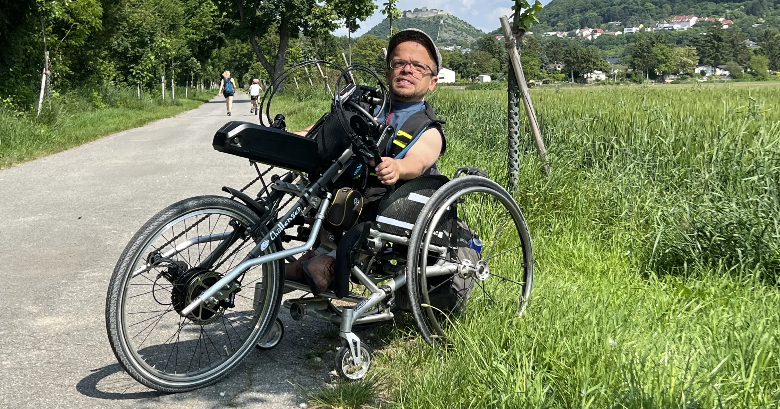 Unterwegs mit dem Handbike und Persönlicher Assistenz am Donauradweg bei Hainburg