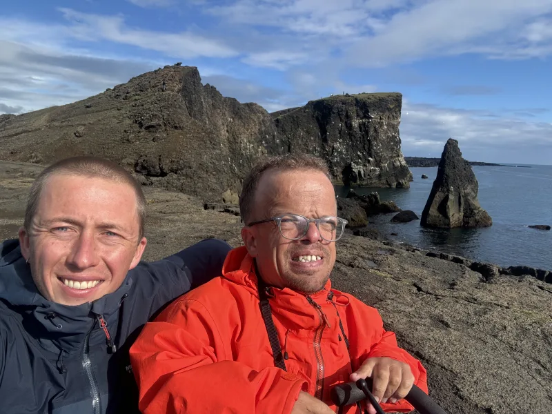 Steile Küsten und Klippen in Island