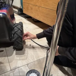 Reifen am Rollstuhl aufpumpen
