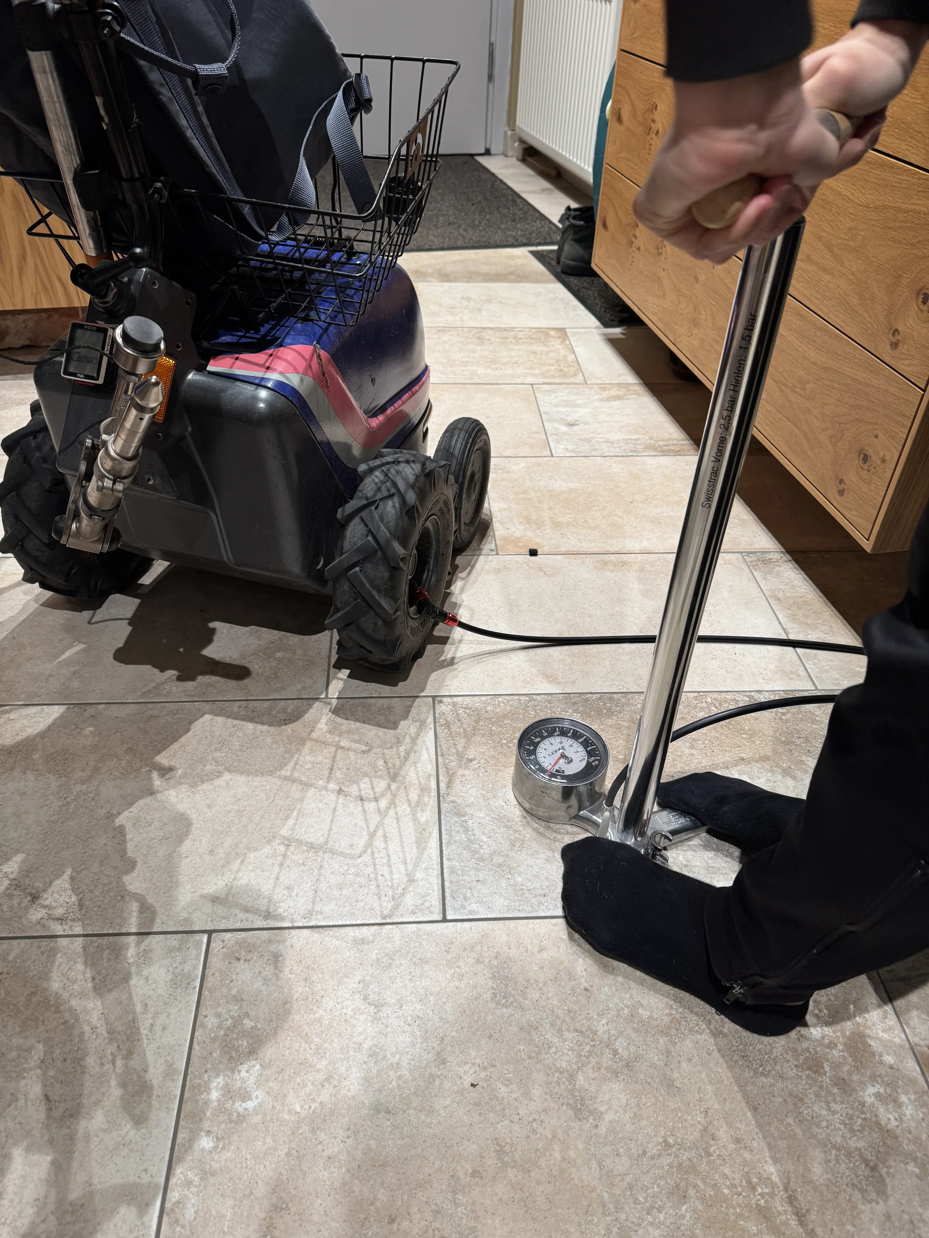Rollstuhl-Zuggerät Swisstrac benötigt auch ab und an eine Kontrolle vom Luftdruck der Reifen und wird durch die Unterstützung der Persönlichen Assistentin Miriam aufgepumpt.
