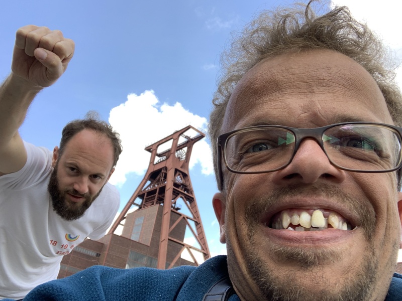 Unterstützung bei der Körperhygiene und Pflege durch Persönliche Assistenz David unterstützt als Superman in der Zeche Zollverein im Ruhrgebiet auf einer Dienstreise mit Persönlicher Assistenz.