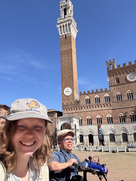 Unterstützung bei der Körperhygiene und Pflege durch Persönliche Assistenz Dienstreise nach Siena mit Persönliche Assistenz. Persönliche Assistentin Anna in Siena.