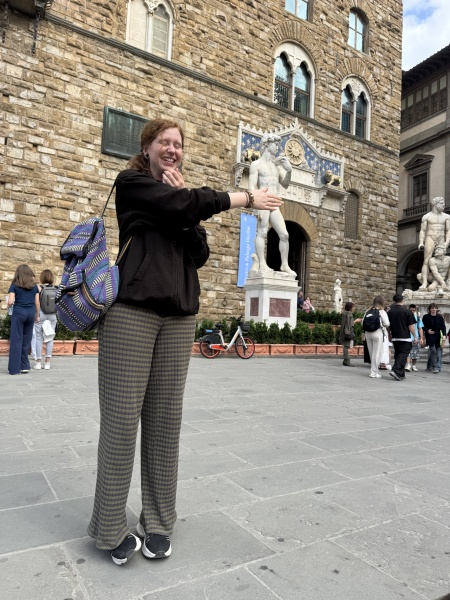 Unterstützung im Haushalt, hier beim Keller einräumen Persönliche Assistentin Anna in Florenz bei der Unterstützung auf einem Urlaub
