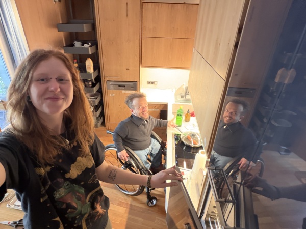 Unterstützung im Haushalt, hier beim Keller einräumen Persönliche Assistentin Anna unterstützt beim Kochen in der neuen Küche.