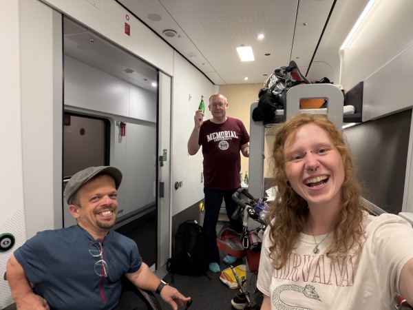 Persönliche Assistenz beim Reisen im Dienst auf dem Nightjet Nachtreisezug.