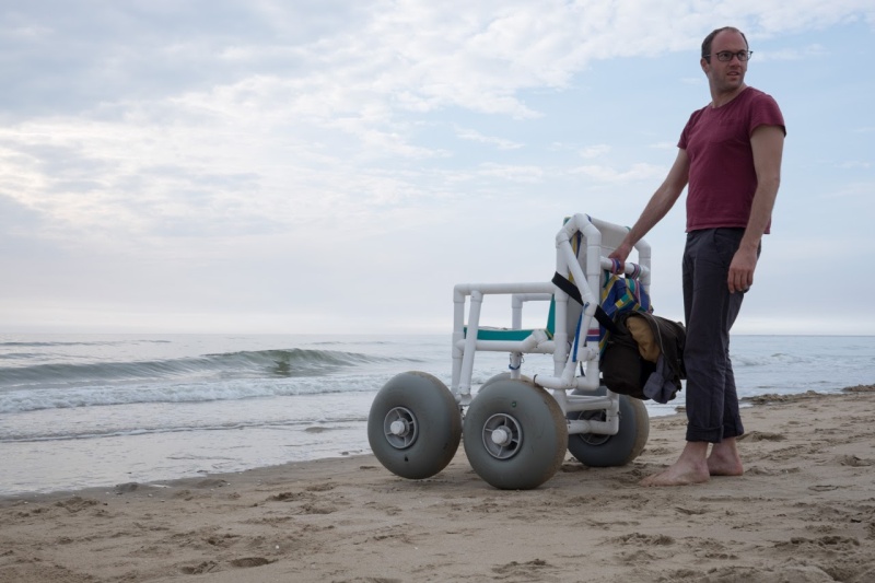 Persönliche Assistentin Unterstützung beim Kochen Persönlicher Assistent unterstützt am Strand in der Nähe von Amsterdam
