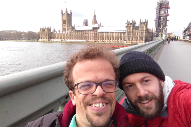 Unterstützung bei der Körperhygiene und Pflege durch Persönliche Assistenz Persönlicher Assistent David unterstützt bei einem Urlaub in London