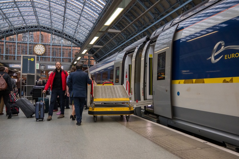 Persönliche Assistentin Unterstützung beim Kochen Unterwegs mit der Bahn und Unterstützung durch Persönlicher Assistent David in London
