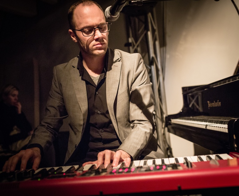 Unterstützung im Haushalt, hier beim Keller einräumen Persönlicher Assistent und Musiker Pianist David bei einem Jazzkonzert